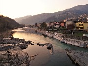 100 Dal Ponte Vecchio di Zogno riflessi del tramonto nelle acque del Brembo